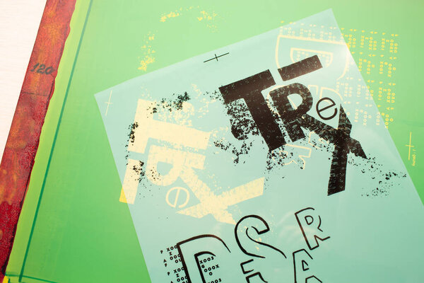 Сериграфический процесс шелкографии на швейной фабрике. Шаблон рамы и прозрачного трафарета