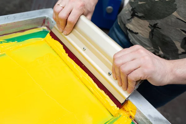 Serigraphy selyem képernyő nyomtatási folyamat ruhagyárban. Keret, törülköző és plasztiszol színű festékek — Stock Fotó