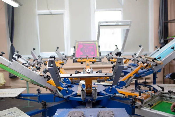 Serigrafia serigrafia processo di stampa serigrafica a fabbrica di vestiti. Carosello Telaio, tergipavimento e vernici plastisol — Foto Stock