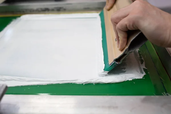 Serigraphy sutra layar proses cetak di pabrik pakaian. Frame, squeegee dan cat warna plastisol — Stok Foto