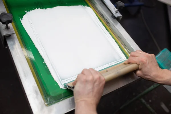 Cetakan layar sutra Serigraphy di pabrik pakaian. Frame, squeegee dan cat warna plastisol — Stok Foto