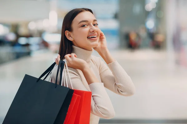 Mujer joven con bolsas de compras en la tienda minorista. Estilo Verano. Ventas, compras, moda concepto de estilo de vida —  Fotos de Stock