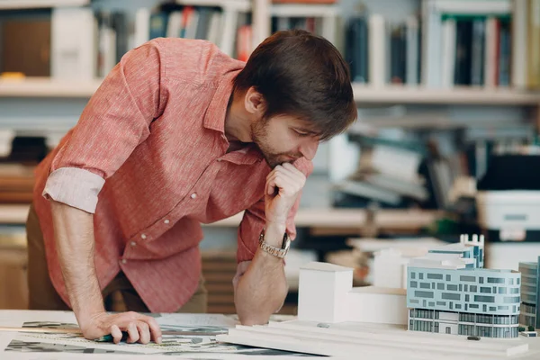 Arquitecto con planos y plantilla de proyecto de diseño de diseño en la mesa. — Foto de Stock