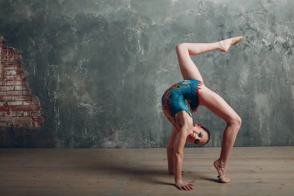 Jong meisje professionele ritmische gymnastiek opleiding in studio — Stockfoto