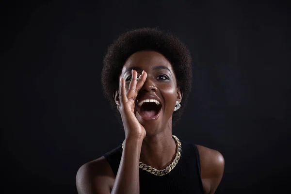 Portrait de femme noire tenant la main de la paume près de la bouche grande ouverte criant des cris — Photo