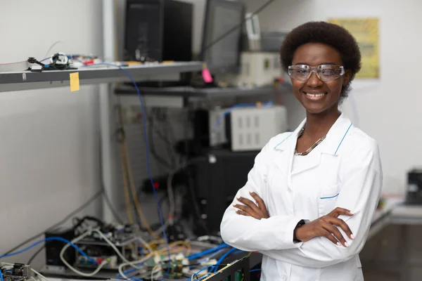 Scientist african american woman working in laboratory with electronic instruments — Stock Photo, Image