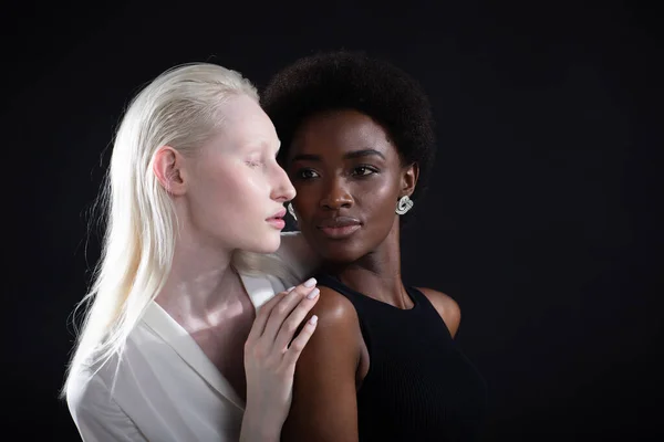 흑인 배경에 고립된 백인 과 아프리카 계 미국인젊은 여성. — 스톡 사진