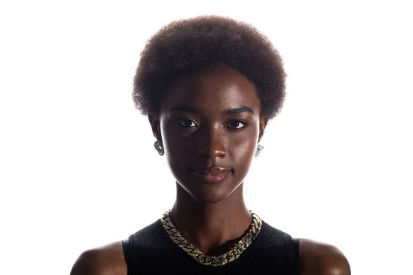 Gros plan portrait de femme afro-américaine avec coiffure afro sur fond de studio blanc — Photo