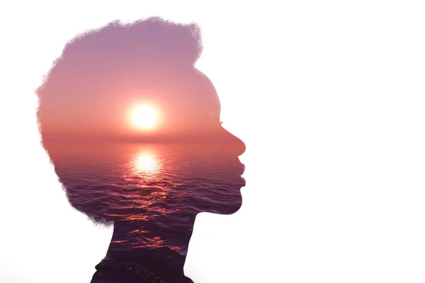 Множественное изображение экспозиции с восходом солнца и морем внутри женского силуэта. Концепция психологии — стоковое фото