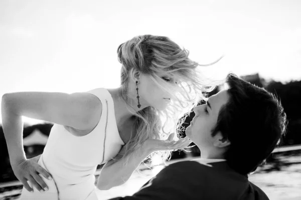 Boda pareja novia y novio juntos para siempre imagen en blanco y negro — Foto de Stock