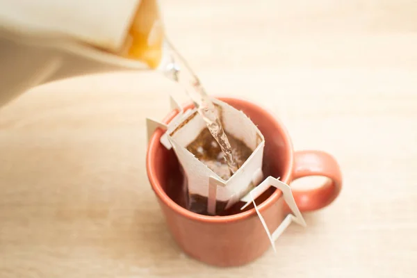 Кава кидається в чашку. Альтернатива заварювання кави в паперових фільтр-пакетах . — стокове фото