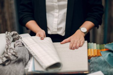 İç mimar kadın iş başında. Tasarım ve iç dekorasyon.