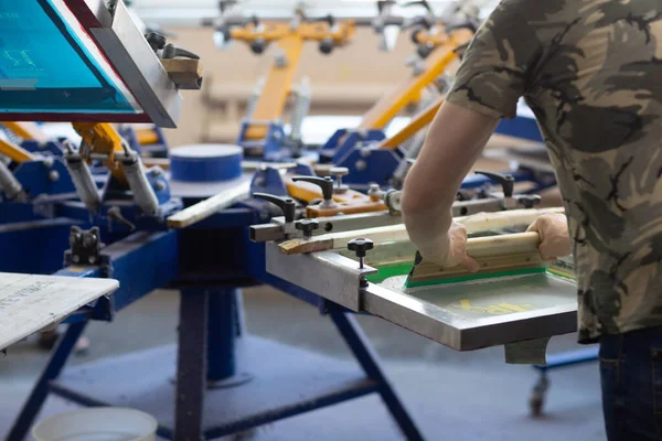 Serigrafia serigrafia processo di stampa serigrafica a fabbrica di vestiti. Pitture a telaio, tergipavimento e plastisol — Foto Stock