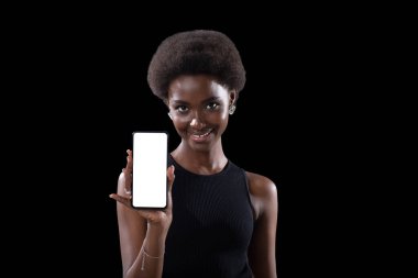 Gülümseyen siyah kadın boş şablon beyaz ekranı işaret ediyor