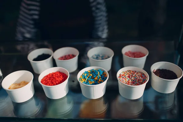 Encima de diferentes gustos para el yogur congelado o helado —  Fotos de Stock