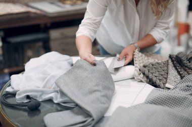 İç mimar kadın iş başında. Tasarım ve iç dekorasyon.