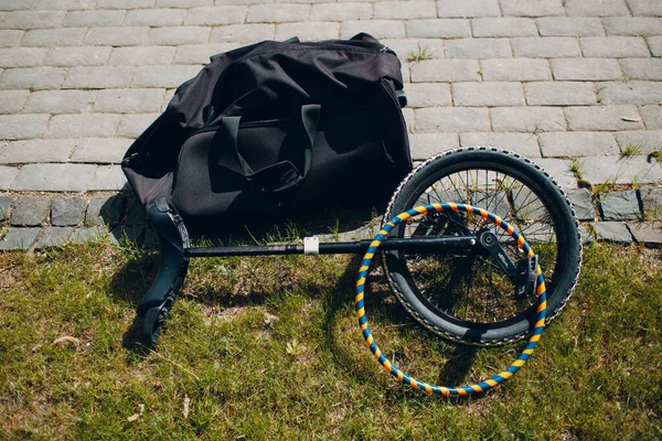 Cirkus enhjuling ligger på en grön gräs. — Stockfoto