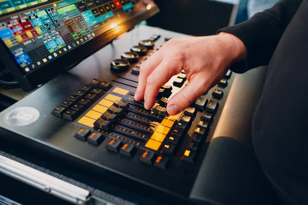 La main des ingénieurs du son déplace les curseurs sur la console de mixage pendant le spectacle — Photo