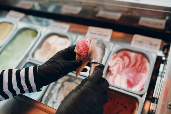 Máquina de sorvete coloca sorvete multicolorido fora do copo — Fotografia de Stock