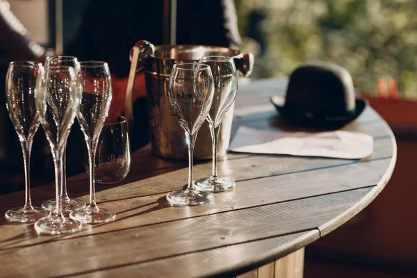 Vários copos de vinho de vidro bonito vazio ficar sobre a mesa com brilho do sol — Fotografia de Stock