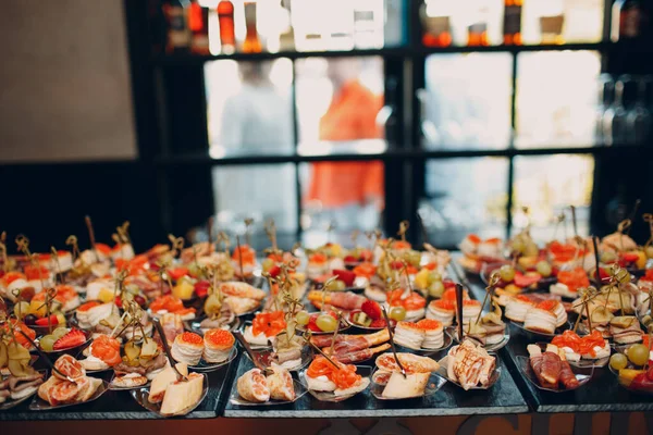 Comida catering aperitivos bocadillos en una bandeja en la mesa —  Fotos de Stock