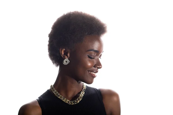 Close-up portret van afrikaanse amerikaanse vrouw met afro kapsel op witte studio achtergrond — Stockfoto