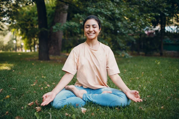 Hindistan 'da yoga yapan bir kadın. — Stok fotoğraf