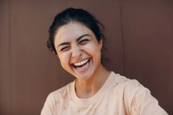 Portrait of beautiful Indian american joyful optimistic positive woman laughing. — Stockfoto
