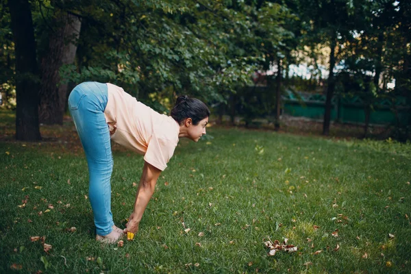Wanita India melakukan yoga di taman musim panas outdoor — Stok Foto