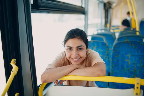 Indian Woman passeio em transporte público ônibus ou bonde. — Fotografia de Stock