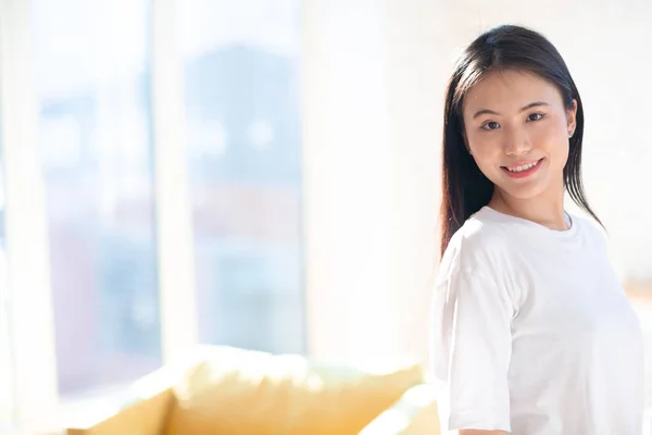 Retrato de sorrir mulher asiática no apartamento interior fundo — Fotografia de Stock