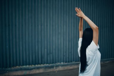 Yazın dışarıda Qigong egzersizi yapan Asyalı genç kadın.