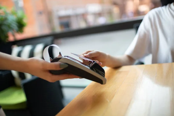 Mujer asiática pagar con tarjeta de crédito sin contacto terminal de pago cajero en la cafetería al aire libre — Foto de Stock