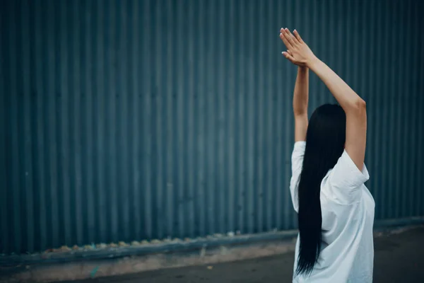 Asiática joven mujer haciendo qigong ejercicio verano al aire libre —  Fotos de Stock