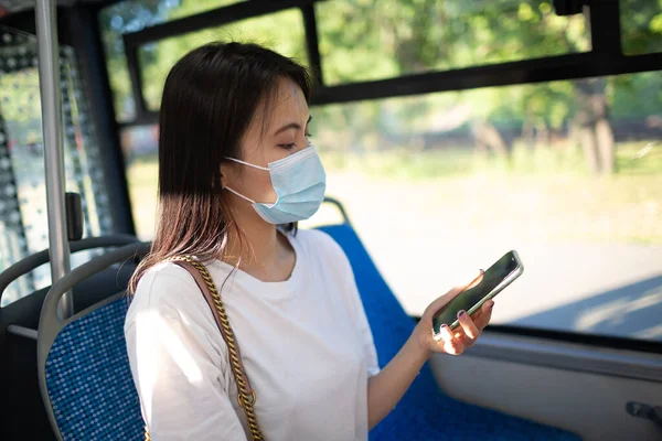 Wanita Asia naik bus angkutan umum atau trem. — Stok Foto