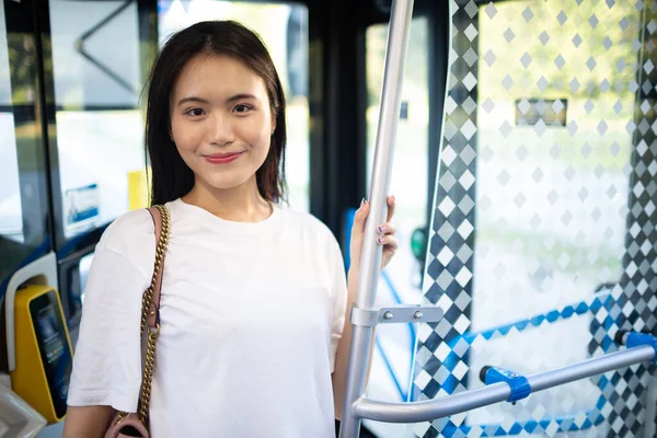 Mulher asiática dar um passeio em ônibus de transporte público ou bonde. — Fotografia de Stock