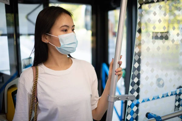 Wanita Asia naik bus angkutan umum atau trem. — Stok Foto