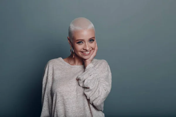 Millenial junge Frau mit kurzen blonden Haaren Porträt. — Stockfoto