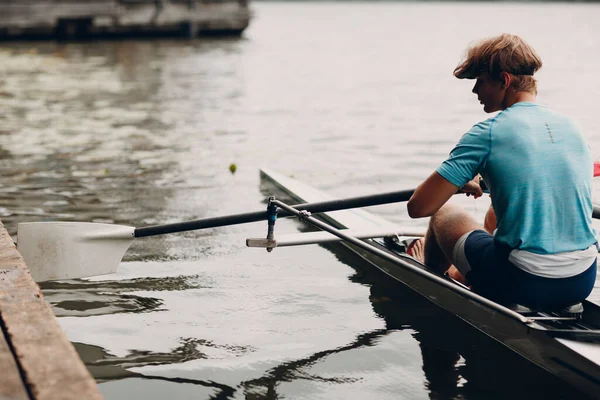 Sportsman single scull man rower prepare to competition with boat — Stock Photo, Image