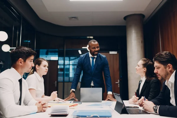 Zakenman en zakenvrouw team op kantoor vergadering. Business people groep conferentie discussie zitten aan tafel met baas man en vrouw. — Stockfoto