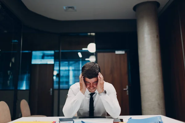 Pengusaha menyedihkan duduk di meja kantor. Bisnis orang dalam krisis dan depresi setelah covid-19 pandemia konsep — Stok Foto
