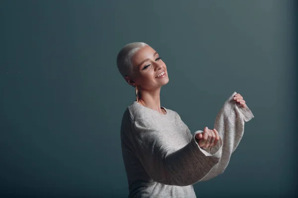 Mujer joven millenial con retrato corto de pelo rubio con las manos en alto en el aire. — Foto de Stock