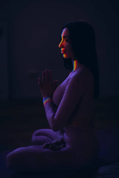 Femme faisant du yoga aérien en studio. Femme pratiquant le yoga d'air dans l'hamac — Photo