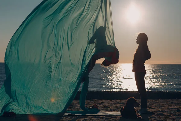 Kumsalda hava yogası. Sağlıklı Kadın. — Stok fotoğraf