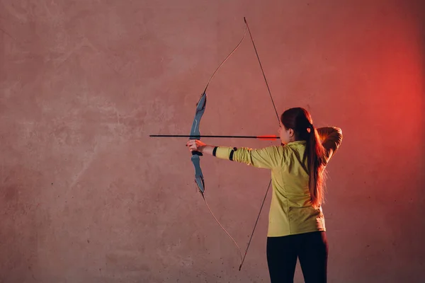 Wanita pemanah dengan block sport modern busur dan panah di dalam ruangan — Stok Foto