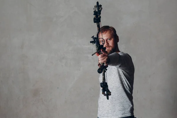 Людина-арчер з сучасним блоком спорту лук і стріла — стокове фото