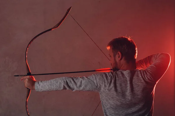 Archer barbudo hombre con arco clásico y flecha — Foto de Stock