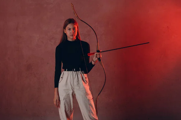 Mujer arquero con arco deportivo y flecha — Foto de Stock