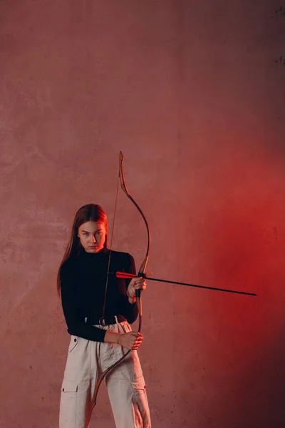 Wanita pemanah dengan busur dan panah olahraga — Stok Foto