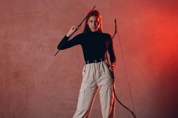 Wanita pemanah dengan busur dan panah olahraga — Stok Foto